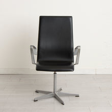 Load image into Gallery viewer, An Oxford leather office chair designed by Arne Jacobsen for Fritz Hansen.
